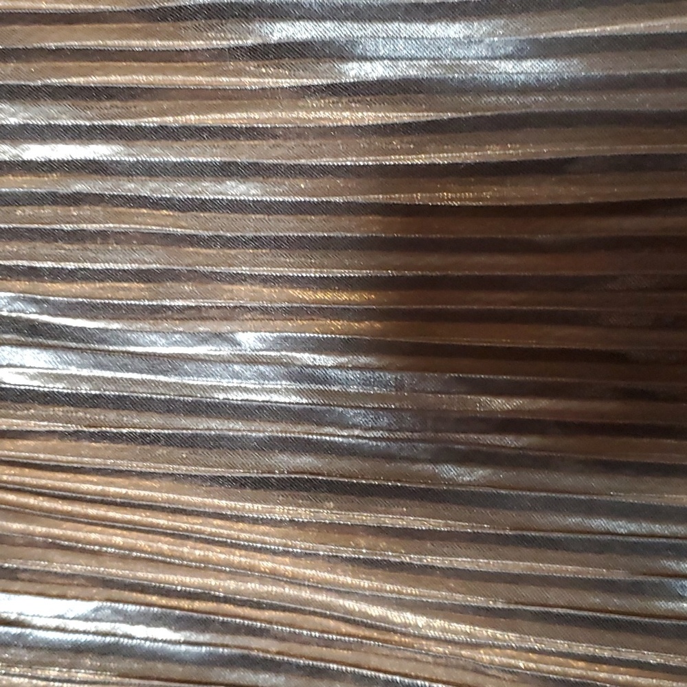 Medium Mid-Length Skirt with Gold and Silver Pleats - Picture 3 of 4
